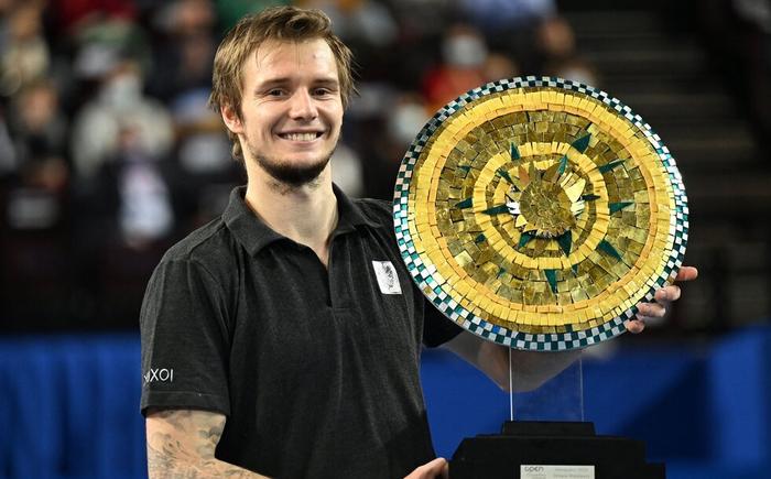 而羽毛球虽 而羽毛球虽