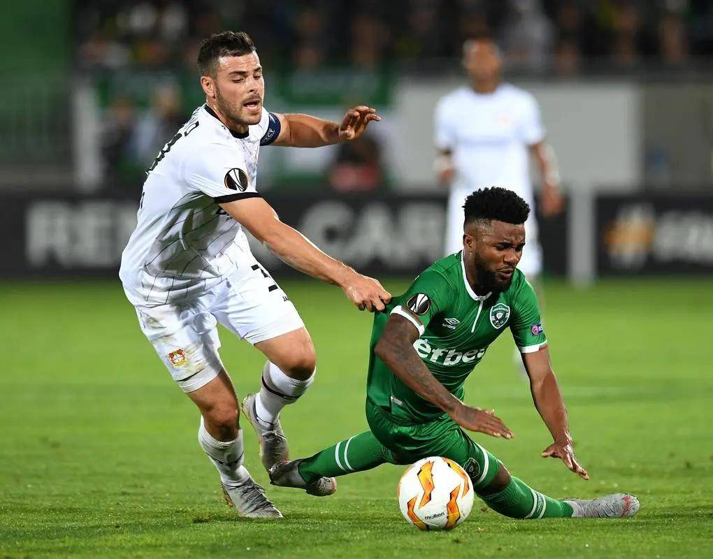 更接近足球 更接近足球